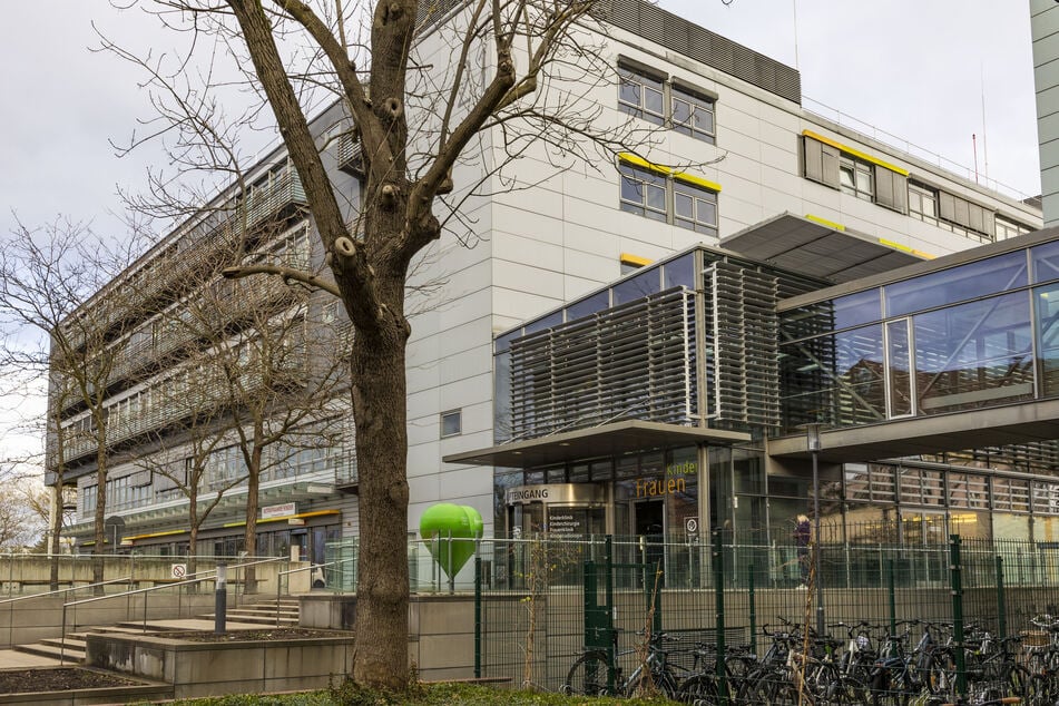 Auch im Uniklinikum können Eltern jetzt mit der Puppe üben.