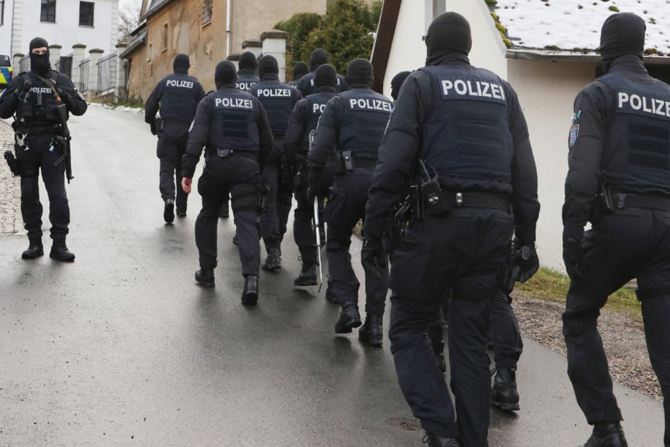 Die Bundesanwaltschaft hat mehrere Menschen aus der sogenannten "Reichsbürger"-Szene im Zuge einer Razzia festnehmen lassen.