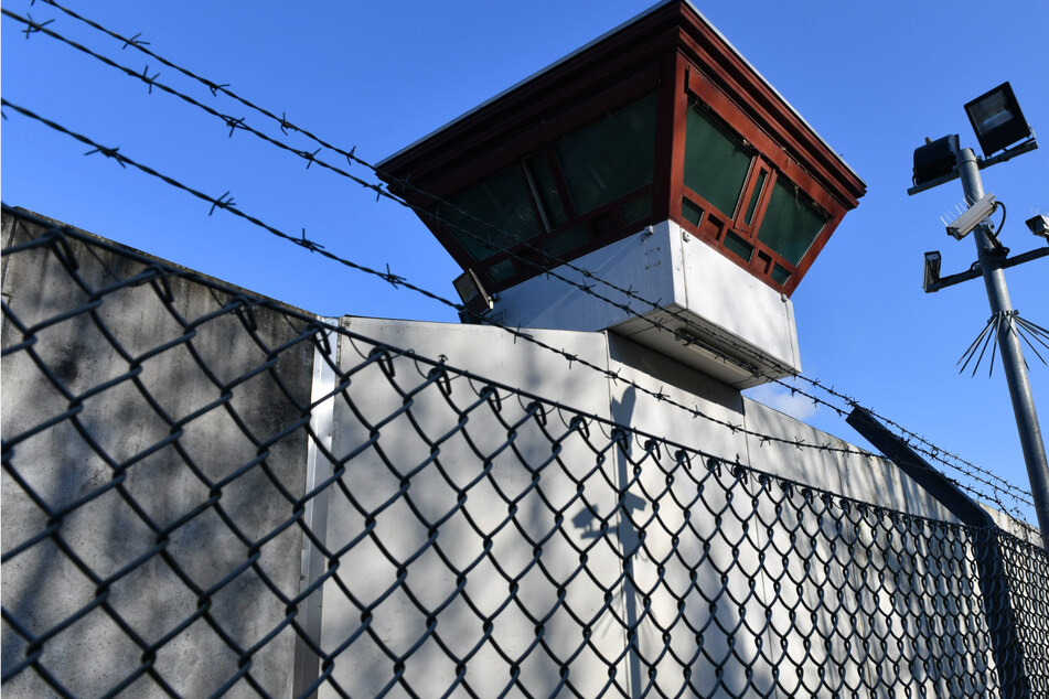 Cannabis über Gefängnismauer geworfen und auf frischer Tat ertappt
