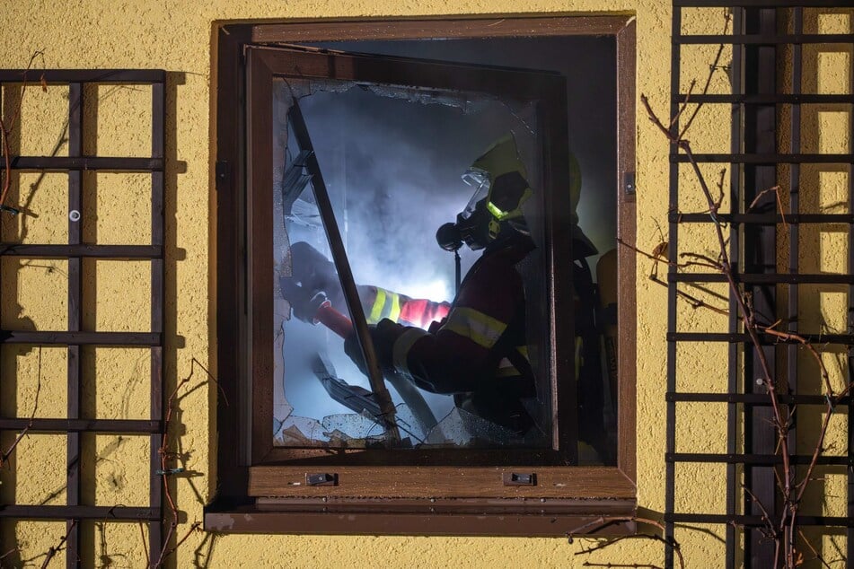 Durch den starken Qualm war die Feuerwehr gezwungen, das Haus mit Atemschutzmasken zu betreten.
