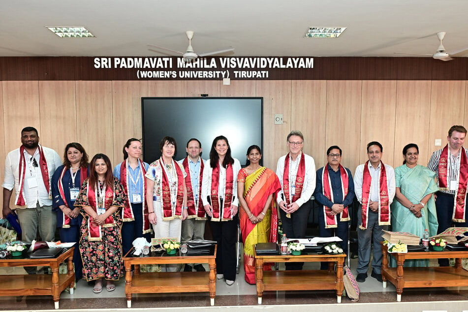 An der SPMVV Women's University in Tirupati, Indien, studieren nur Frauen, was die deutschen Besucher überraschte.