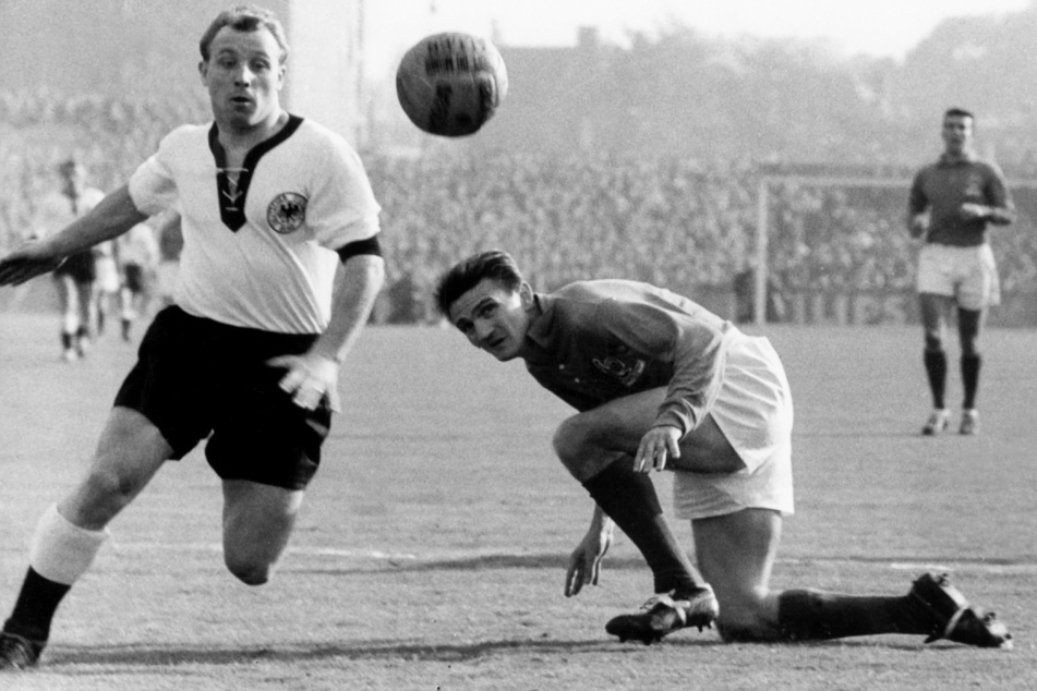 Uwe Seeler trug auch das Trikot der Deutschen Fußballnationalmannschaft, wie auf dieser Aufnahme aus dem Jahr 1958.