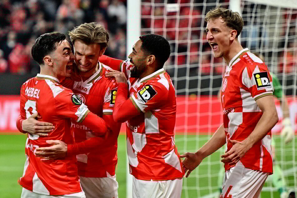 Paul Nebel bejubelt mit Stefan Posch (2.v.l.) dessen Treffer zum 1:0 gegen Olmütz, den er selbst vorbereite hat.