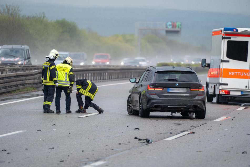 Der zerstörte BMW steht nach einem Unfall bei Starkregen auf der mittleren Fahrspur. Trümmerteile verteilten sich auf der A4.