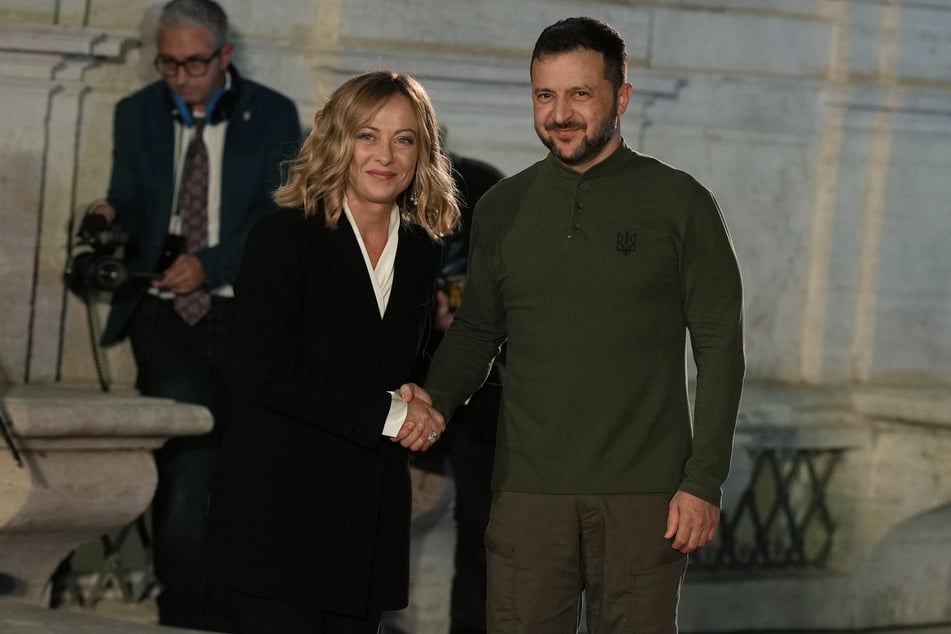 Giorgia Meloni (47), Ministerpräsidentin von Italien, empfängt Wolodymyr Selenskyj (46).