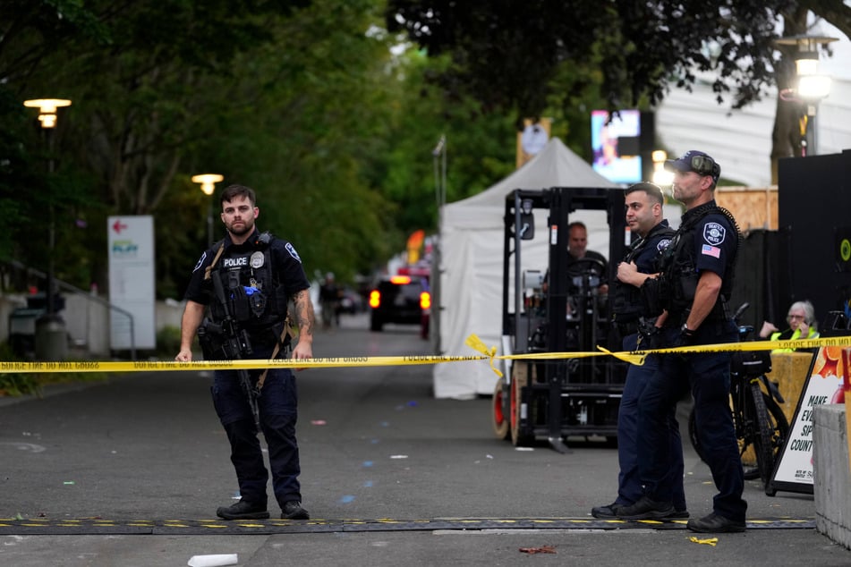 Polizisten riegeln das Gelände rund um das Seattle Center ab.