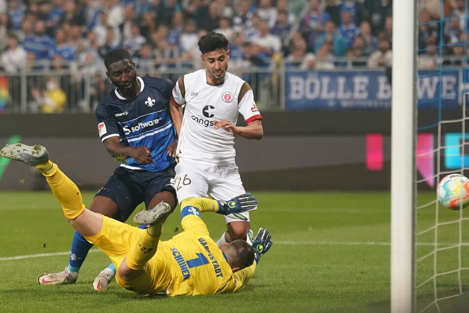 Das letzte Gastspiel des FC St. Pauli bei Darmstadt 98 liegt schon dreieinhalb Jahre zurück. Damals gewannen die Kiezkicker mit 3:0, auch durch ein Tor von Elias Saad (r.).