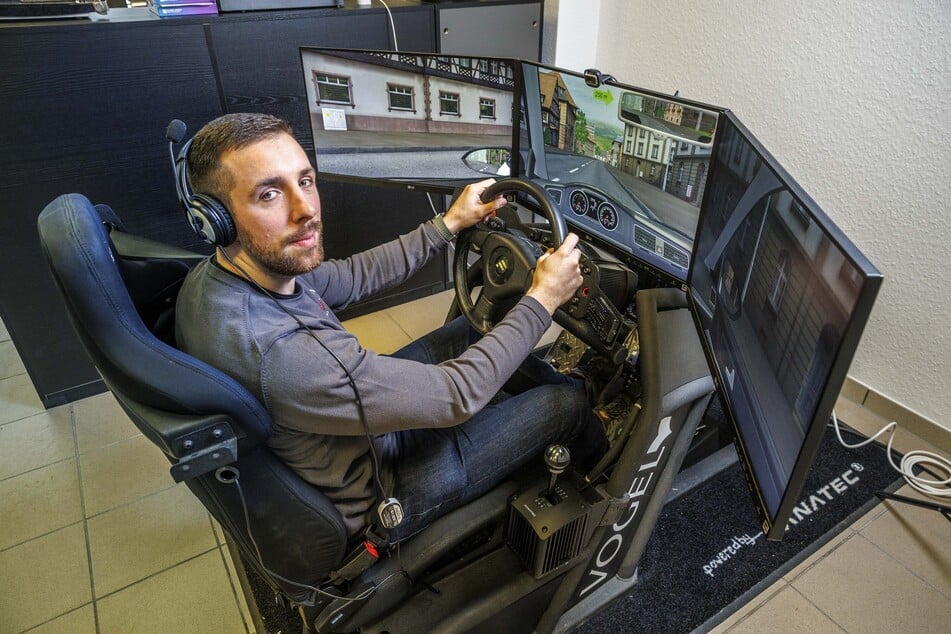 Einige Fahrschulen nutzen schon Simulatoren. Marvin Pietsch (29), Fahrlehrer in Ausbildung, sitzt schon mal Probe.