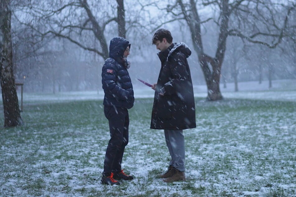 Teil der Therapie ist, dass er sich mit einem Messer in der Hand vor seinen Vater stellt und die Situation aushält.