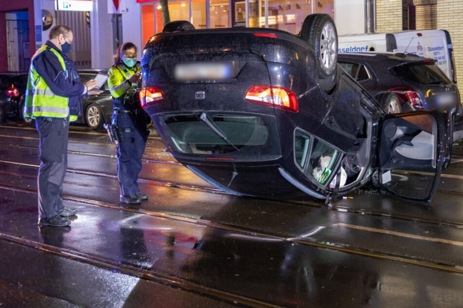 Schwerer Unfall in Düsseldorf: Auto erfasst Seniorin und bleibt auf Dach liegen