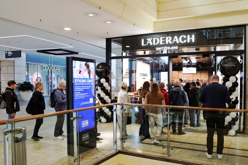Bereits weit vor der Eröffnung standen Besucher Schlange.