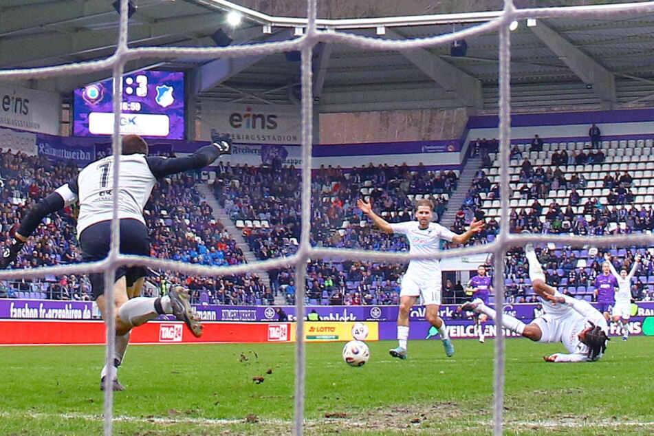 Als Hoffenheim letztmals in Aue spielte, hieß es am Ende 2:6. Das war im April gegen die Zweite in der 3. Liga. Diese Gegentorflut gilt es am Samstag für Martin Männel (38) und Co. zu vermeiden.