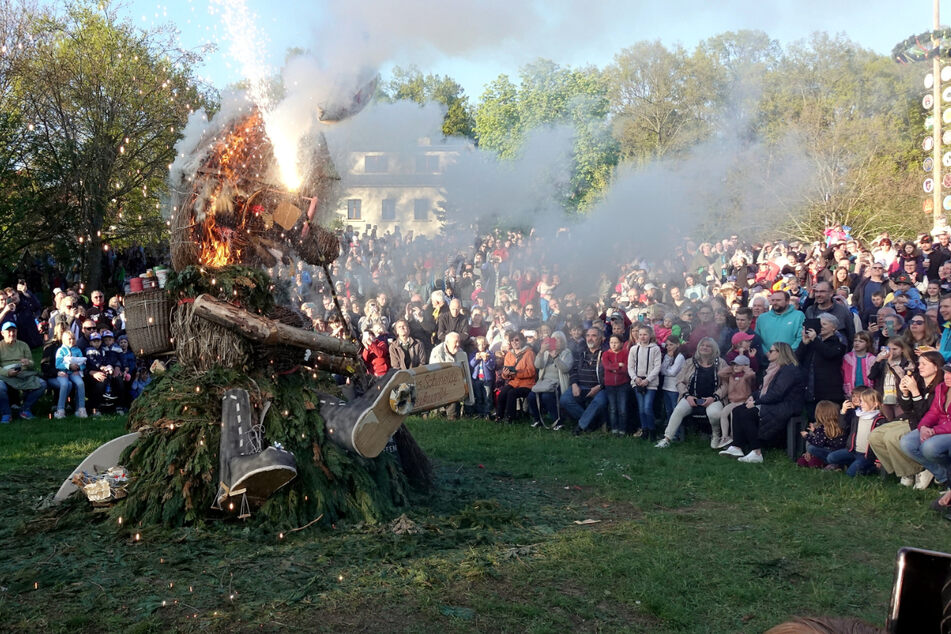 Hunderte Zuschauer verfolgten, wie die Hexe am Sonntagabend in Flammen aufging.