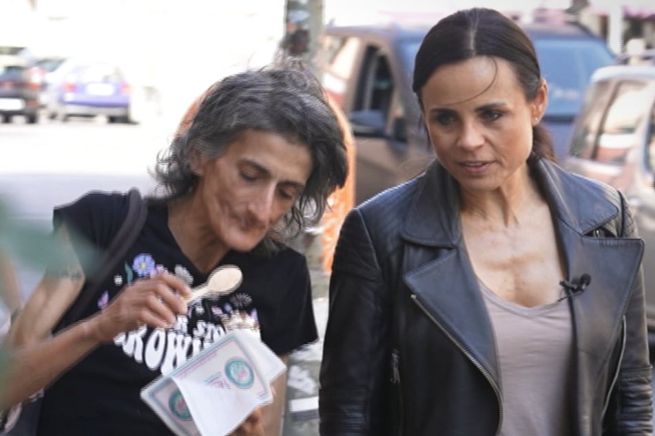 RTL-Reporterin Nadja Pia Wagner (r.) trifft die obdachlose Jacky am Kotti ein Jahr nach ihrem letzten Besuch wieder.