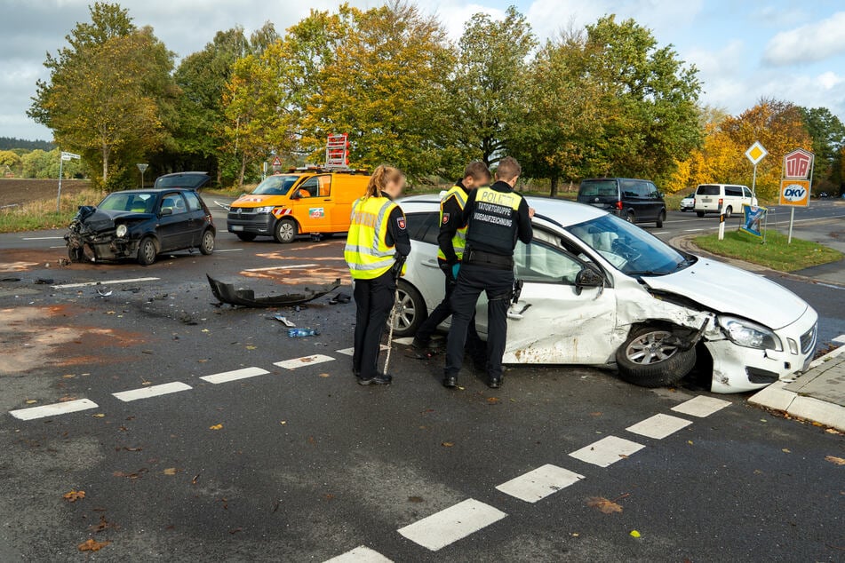 Der Volvo-Fahrer missachtete die Vorfahrt des VWs.