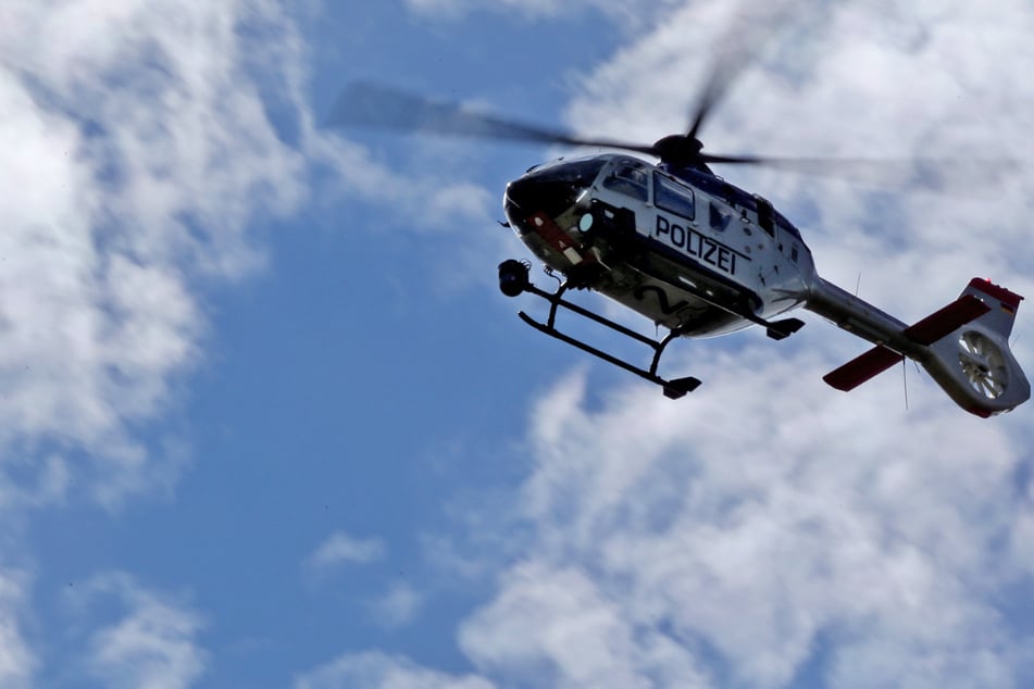 Ein Polizeihubschrauber unterstützte die Suche nach dem entlaufenem Rind. (Symbolbild)