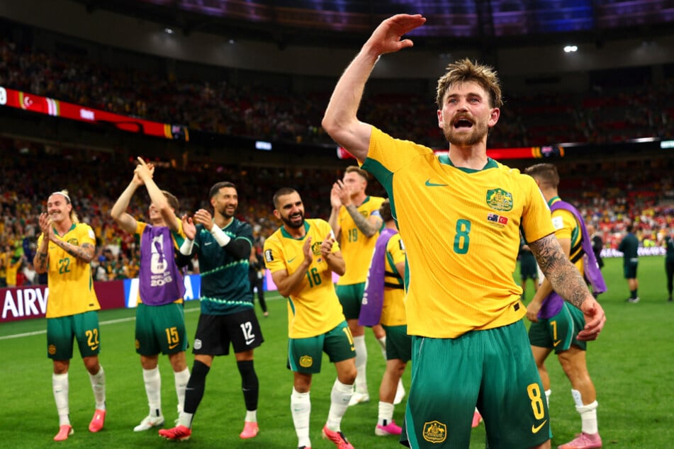 Connor Metcalfe (26, vorne) und Jackson Irvine (33, l.) freuen sich mit der australischen Nationalmannschaft über den Einzug ins Sechzehntelfinale der WM.