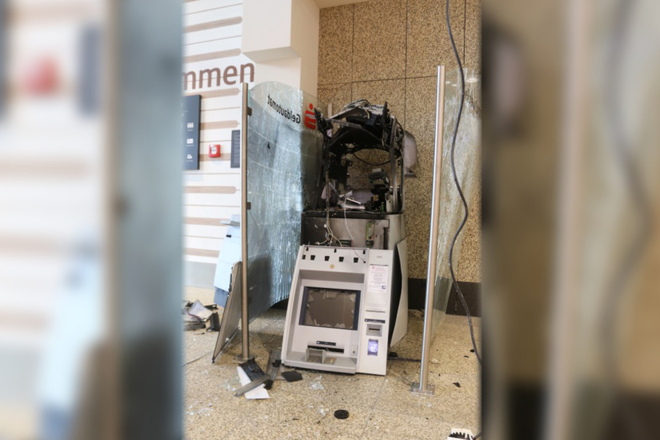 Der Geldautomat wurde durch die Wucht der Explosion zerstört.
