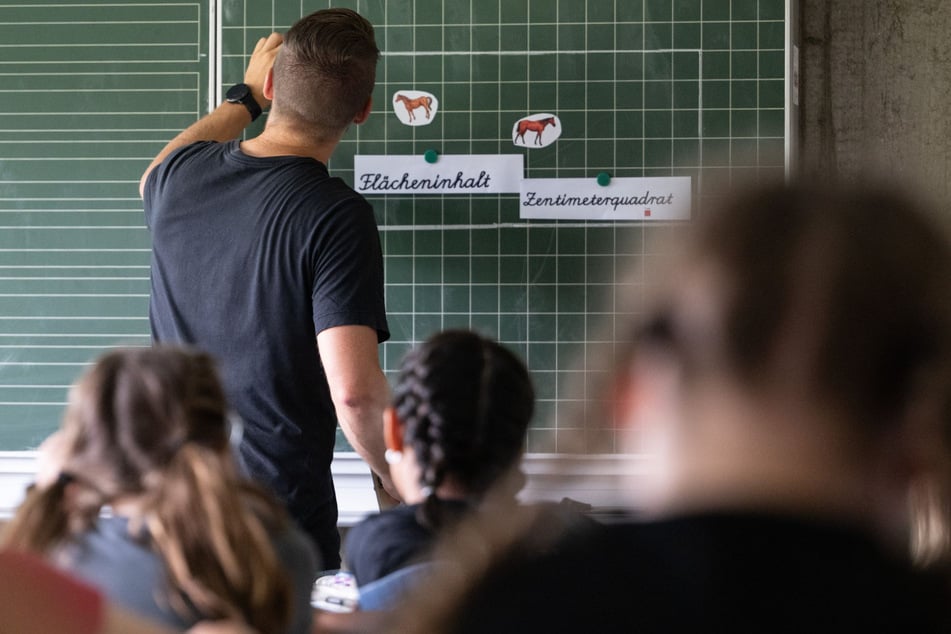 In den Schulwochen arbeiten Sachsens Lehrer quer durch die Schularten teilweise deutlich mehr.