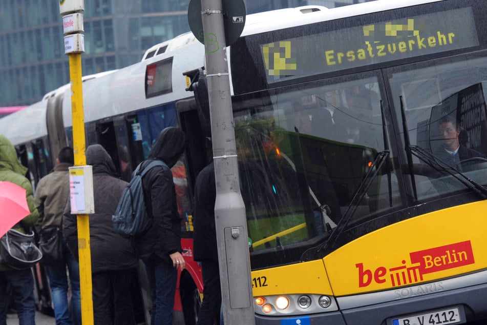 Bei den S-Bahnlinien S1, S25 und S8 besteht ab Freitagnacht ein Ersatzverkehr mit Bussen. (Symbolfoto)