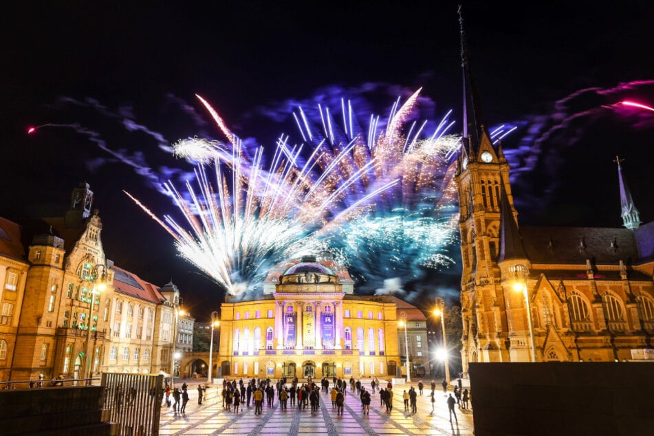 Abendparty: Am Mittwochabend fand ein Feuerwerk zwischen Kunstsammlungen, Petrikirche und vor der Oper statt.