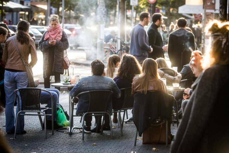 Im Freien wird die Maskenpflicht aufgehoben. Das Tragen einer Maske wird aber weiter empfohlen, wenn Abstände nicht eingehalten werden können.