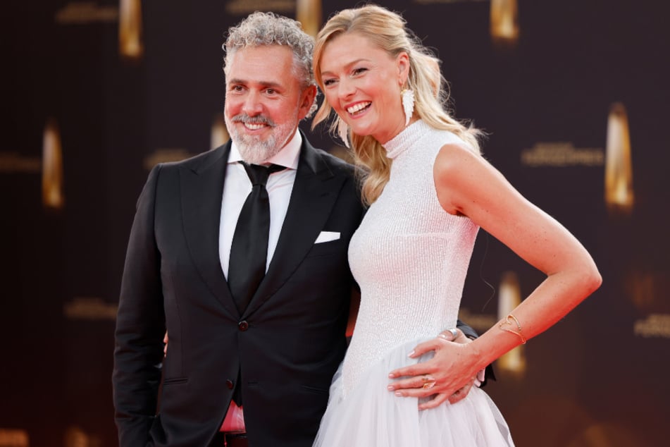 Das Paar machte erst im Januar ihre Liebe öffentlich - seitdem schweben beide auf Wolke sieben.