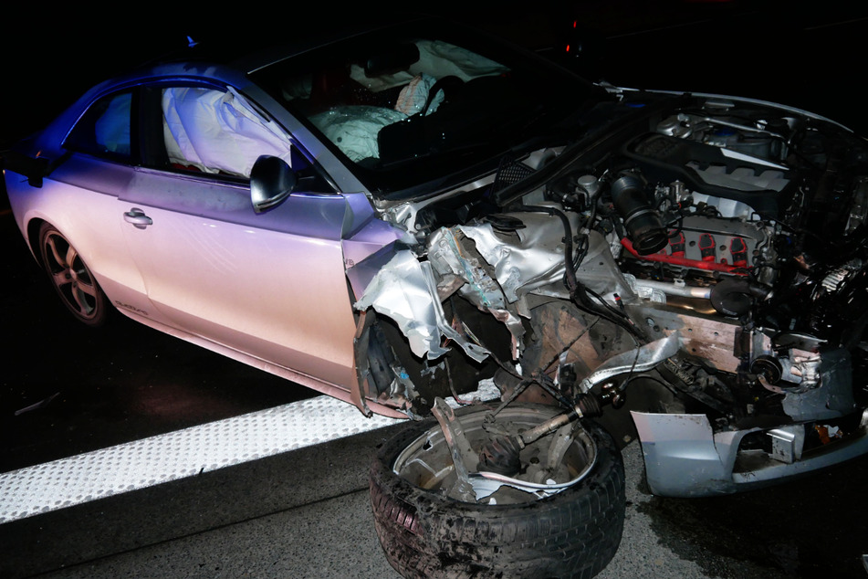Das Auto wurde bei dem Unfall auf der A1 schwer beschädigt.