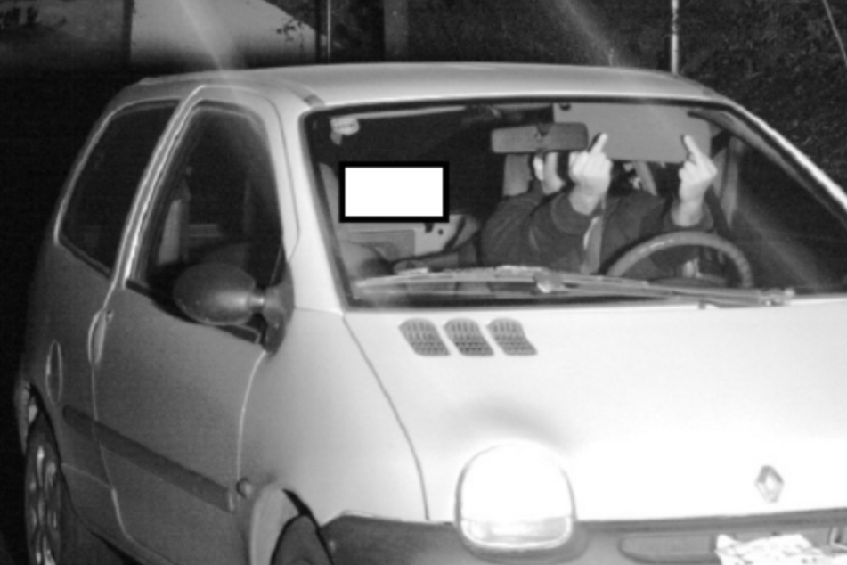 Mittelfinger dem Blitzer gezeigt: Mit diesem Foto appelliert Polizei an Autofahrer!