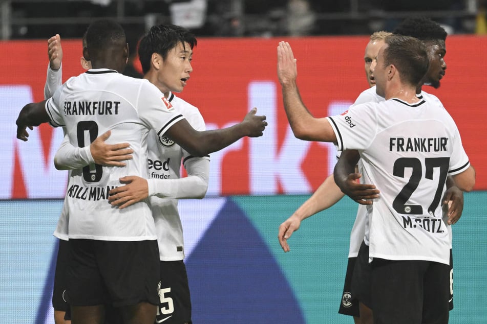 Die schnelle Reaktion der Gastgeber: Eintracht Frankfurt bejubelt das 1:1 von Daichi Kamada (3.v.l.) in der 26. Minute.