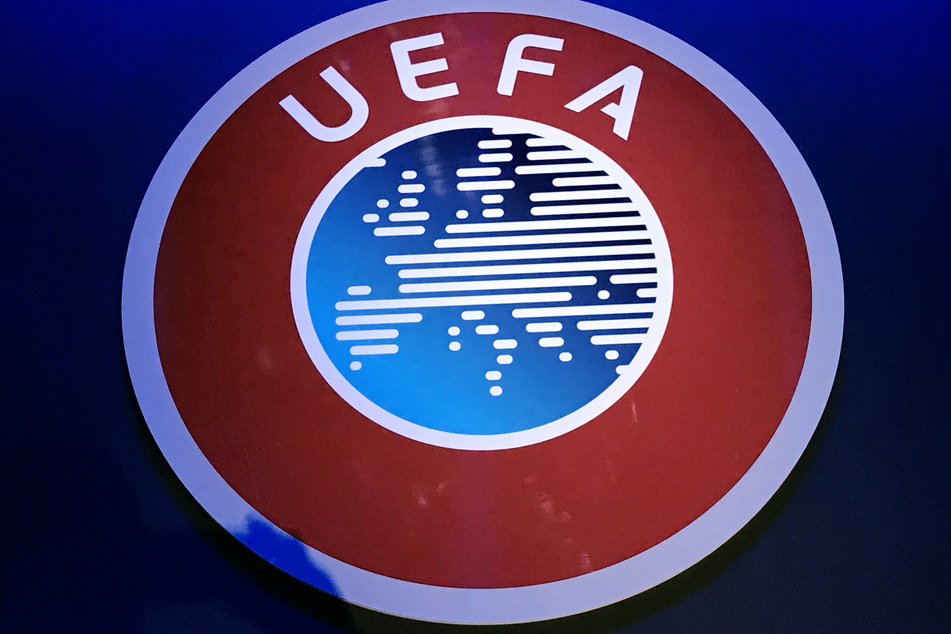 Ein Logo der UEFA hängt beim Kongress des UEFA-Dachverbandes im "Beurs van Berlage".
