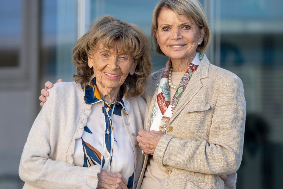 Für ihr neues Buch "Du bist unwiderstehlich, Wahrheit" hat Uschi Glas mit Charlotte Knobloch (93, l.), Präsidentin der israelitischen Kultusgemeinde München und Oberbayern, gesprochen.