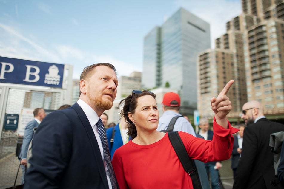 Sachsens MP Michael Kretschmer (48, CDU) mit seiner Frau Annett Hoffmann (47) auf dem Weg zur Fähre in den New Yorker Stadtteil Brooklyn.