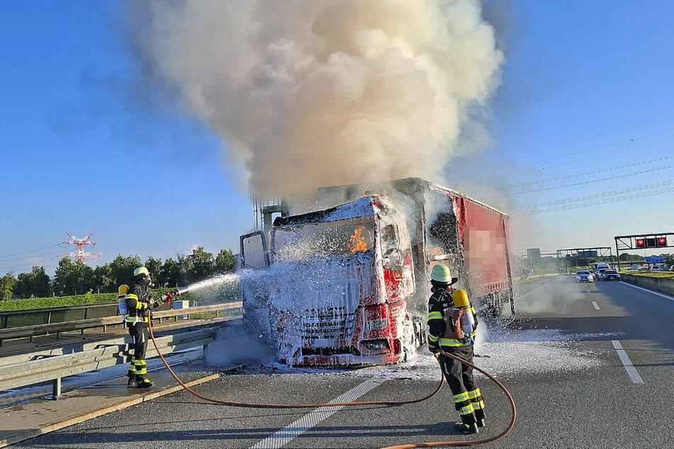 Die Feuerwehr löschte den Lastwagen auf der A99 bei München.