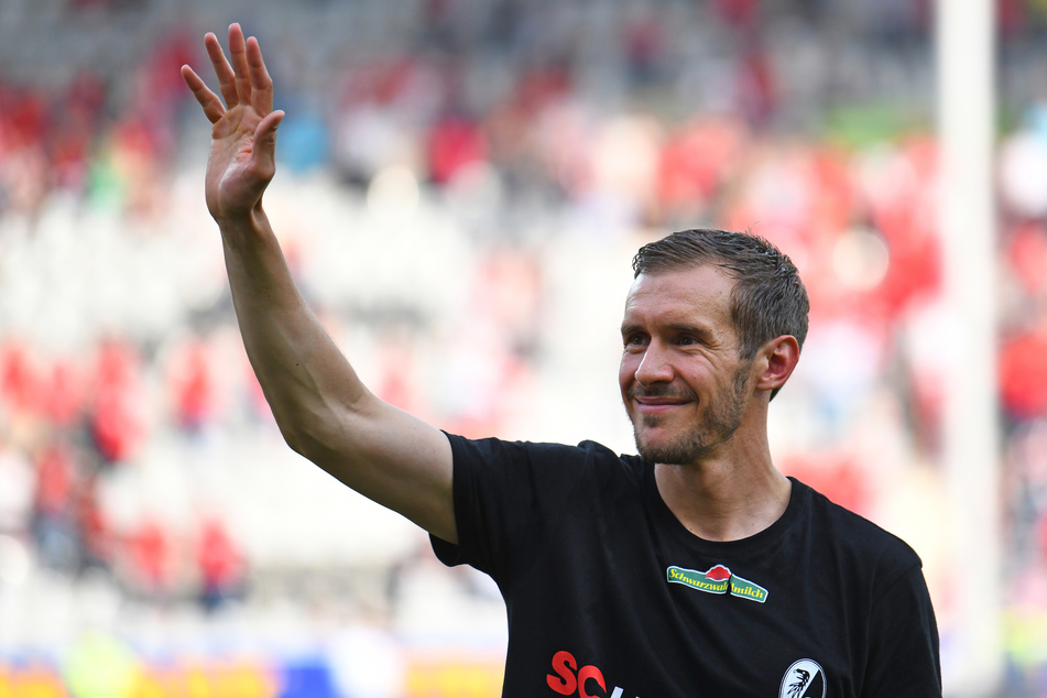 Der kommende Trainer des SC Freiburg, Julian Schuster (38), tritt ab Sommer in große Fußstapfen.
