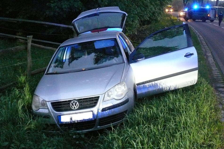 Aus Angst vor der Polizeikontrolle wurde ein Abschleppen aus dem Straßengraben.