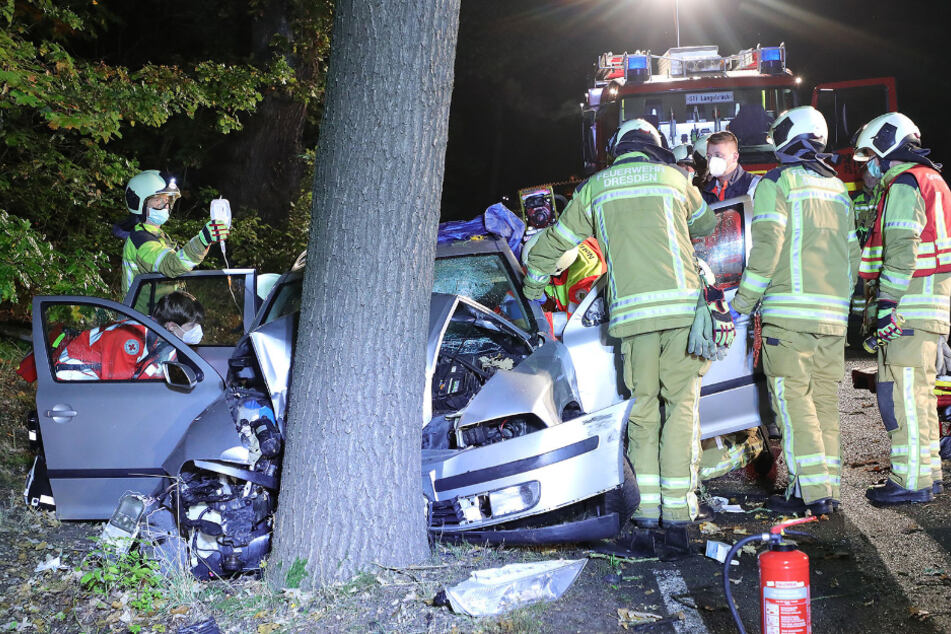 Heftiger Unfall zwischen Dresden und Langebrück: Autofahrer schwer verletzt