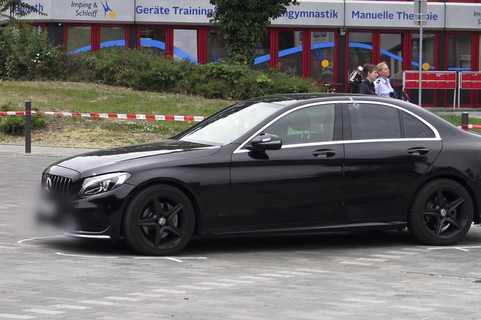 Auf diesen Mercedes waren mehrere Schüsse abgegeben worden.
