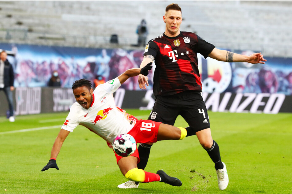 An Niklas Süle (26, r.) prallen die Gegenspieler regelmäßig ab - so wie hier RB Leipzigs Dribbelkünstler Christopher Nkunku (24).