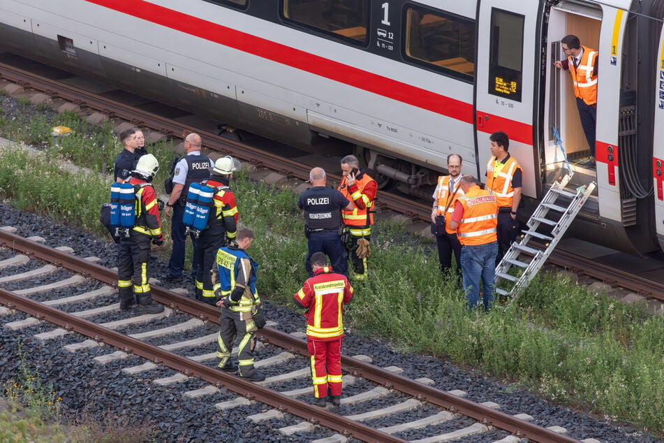 Wegen eines Feuers musste ein ICE der Deutschen Bahn anhalten.