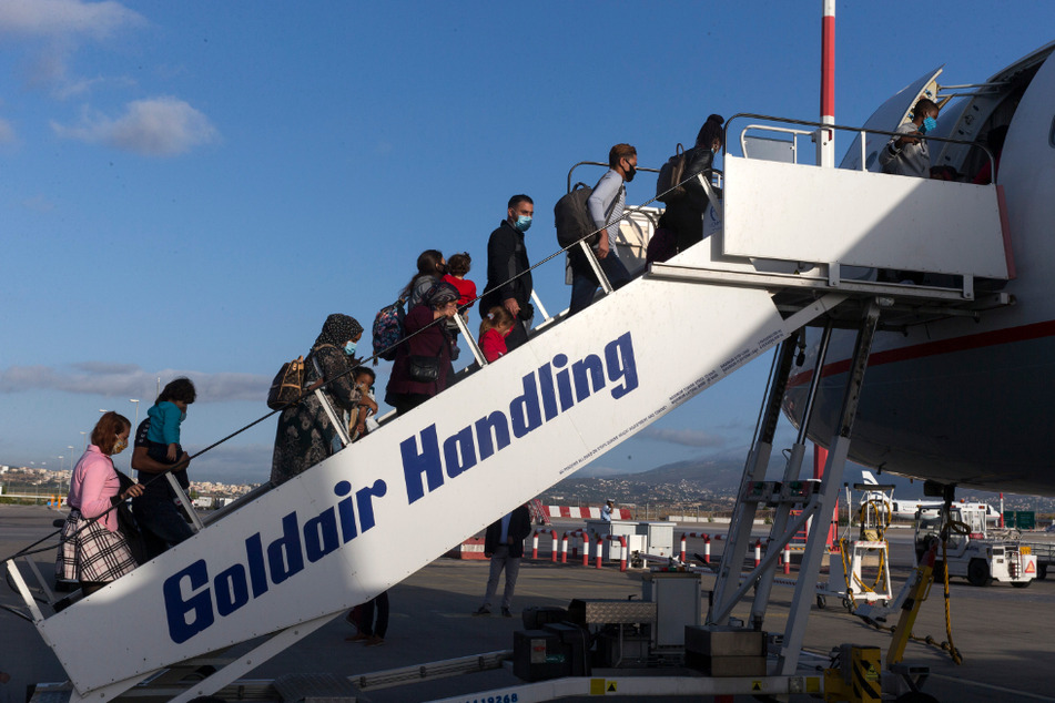 Bilder aus dem vergangenen Oktober: Geflüchtete steigen auf dem internationalen Flughafen in Athen in ein Flugzeug nach Deutschland. Später wurden zehn von ihnen nach Thüringen gebracht. In den vergangenen Monaten nahm der Freistaat 177 Migranten auf. (Archivbild)