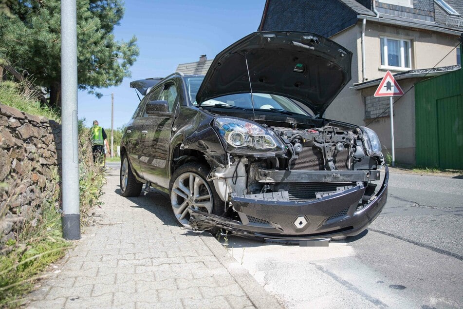 Chemnitz: Renault kracht in Mauer: Zwei Verletzte bei Unfall