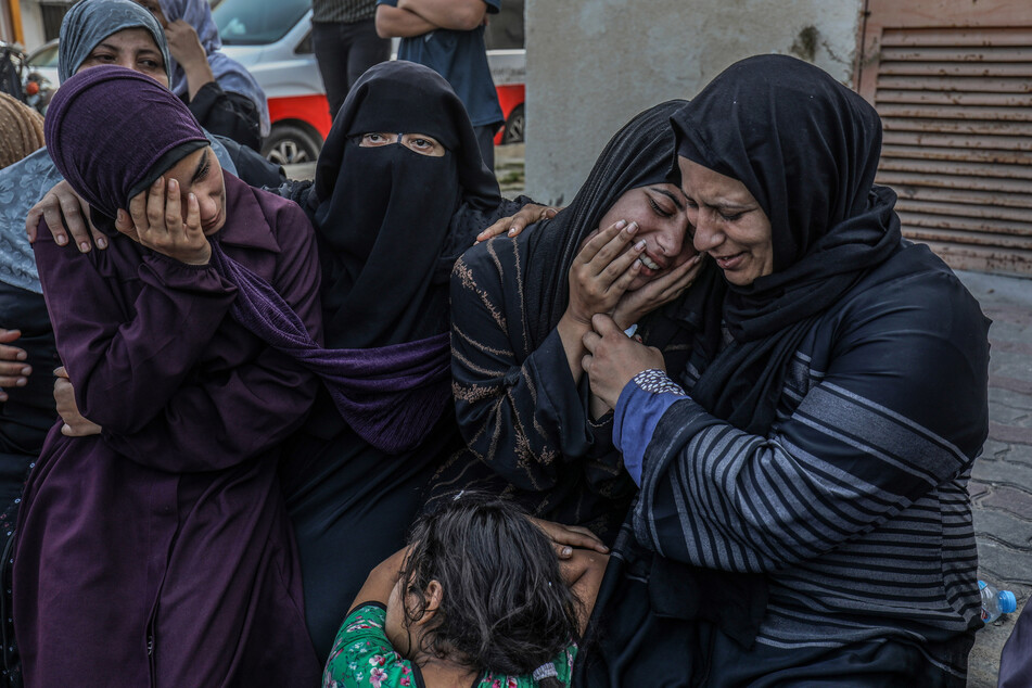 Palästinenser trauern um ihre Angehörigen in Khan Yunis (Gazastreifen).