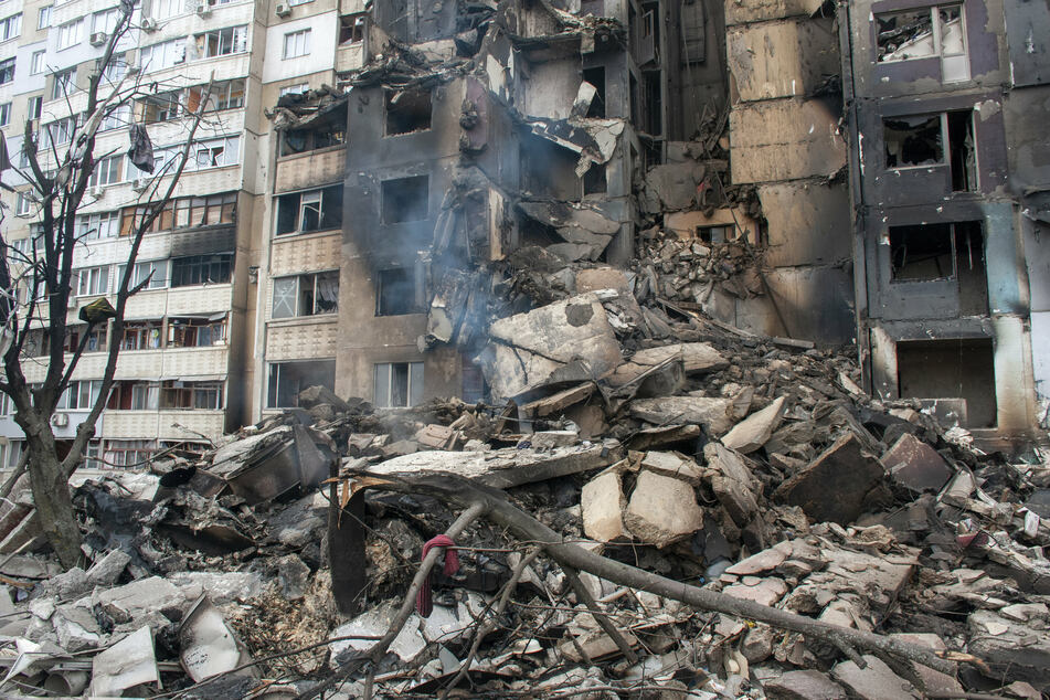 Ein Wohnhaus in der Millionenstadt Charkiw (Ukraine) wurde völlig zerstört.