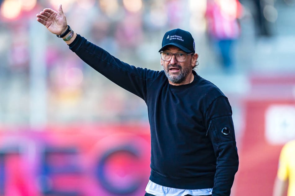 Der VfB Krieschow trifft im Finale des Brandenburg-Pokals auf die Truppe von Claus-Dieter "Pele" Wollitz (60).