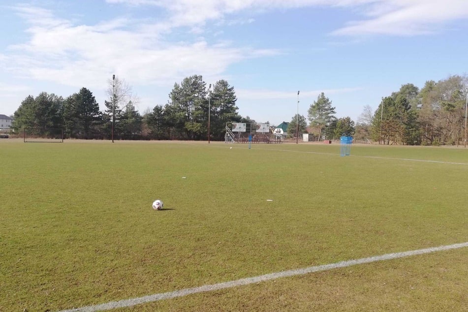 Dafür eine provisorische Tribüne im Hintergrund.
