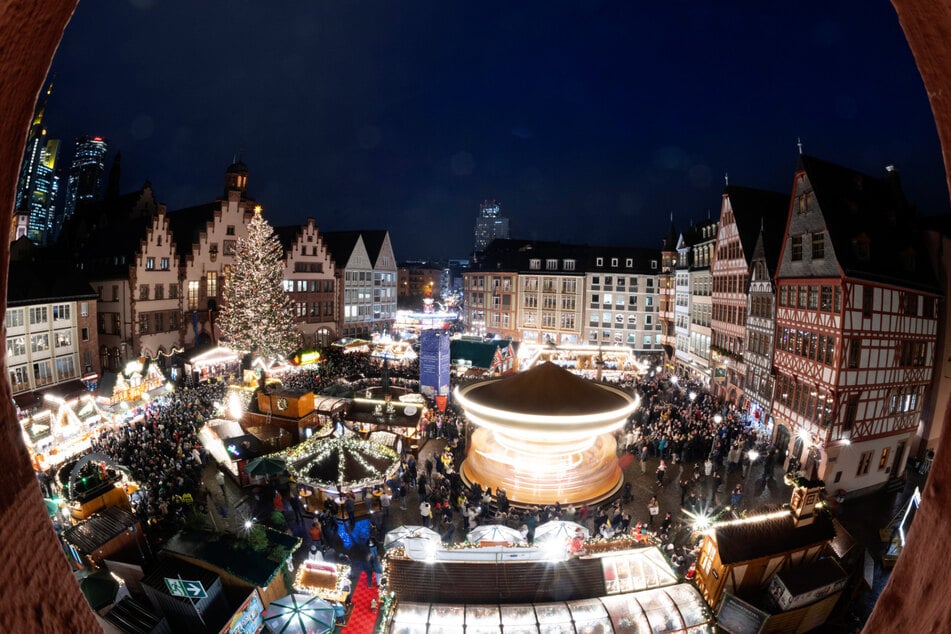 So wie hier in Frankfurt lädt das Wetter in den kommenden Tagen nur bedingt zum Besuch eines Weihnachtsmarktes ein.
