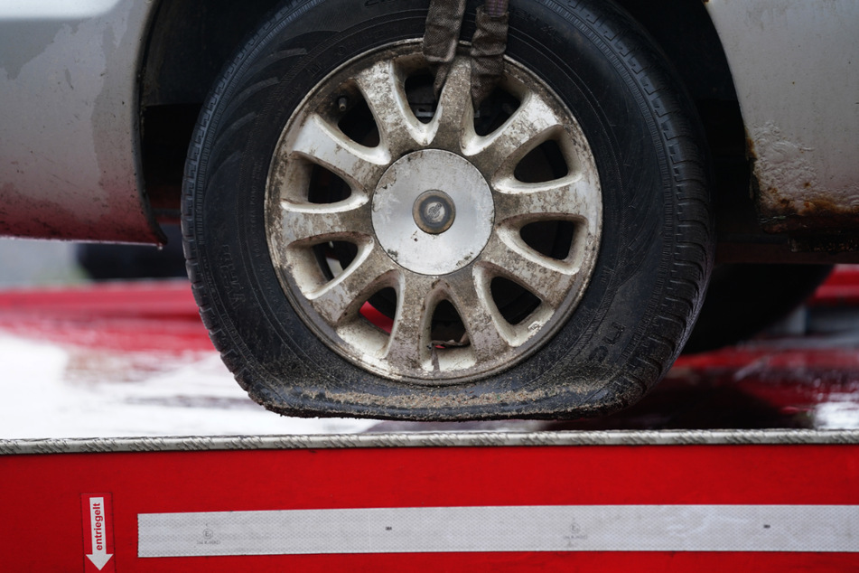 Oft weisen die Schrottautos im Hamburger Straßenbild deutlich sichtbare Schäden wie platte Reifen auf. (Archivbild)