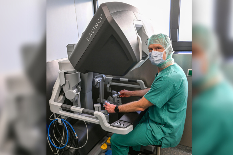 Sören Torge Mees (45), Chefarzt Allgemeinchirurgie, zeigt an der Steuer-Konsole, wie der Roboter mittels Finger- und Handbewegungen gelenkt werden kann.
