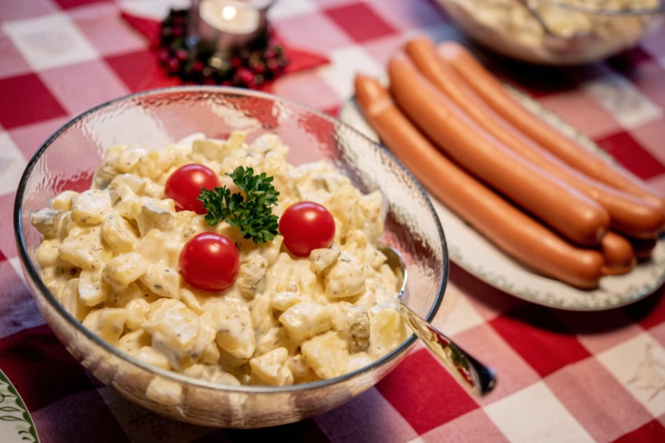 Für mehr als ein Viertel der Befragten ist Kartoffelsalat mit Würstchen das beliebteste Weihnachtsessen.